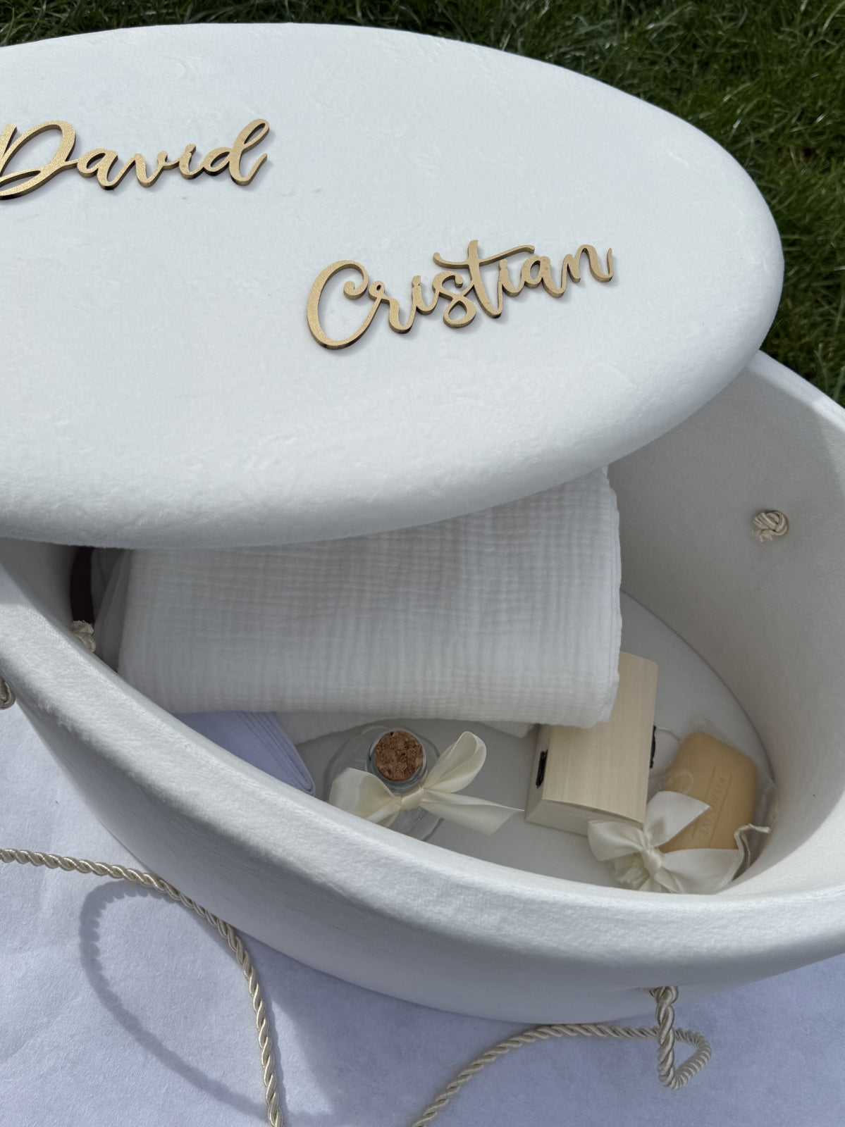 Trusou botez din catifea albă cu litere din lemn