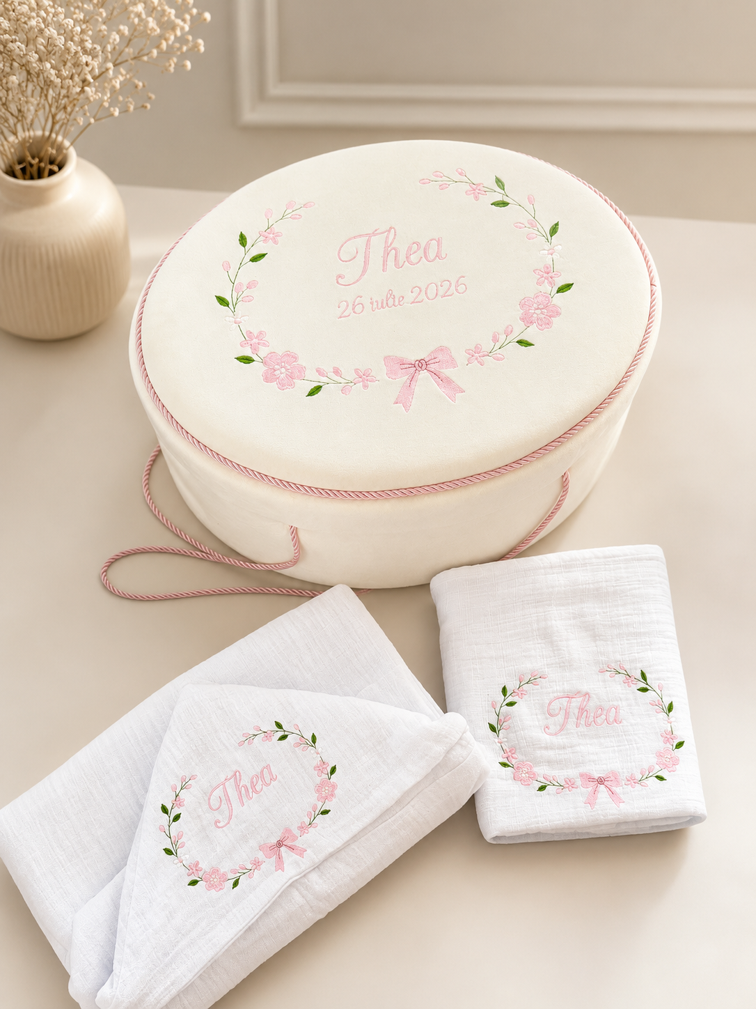 Trusou botez premium alb cu flori - muselina